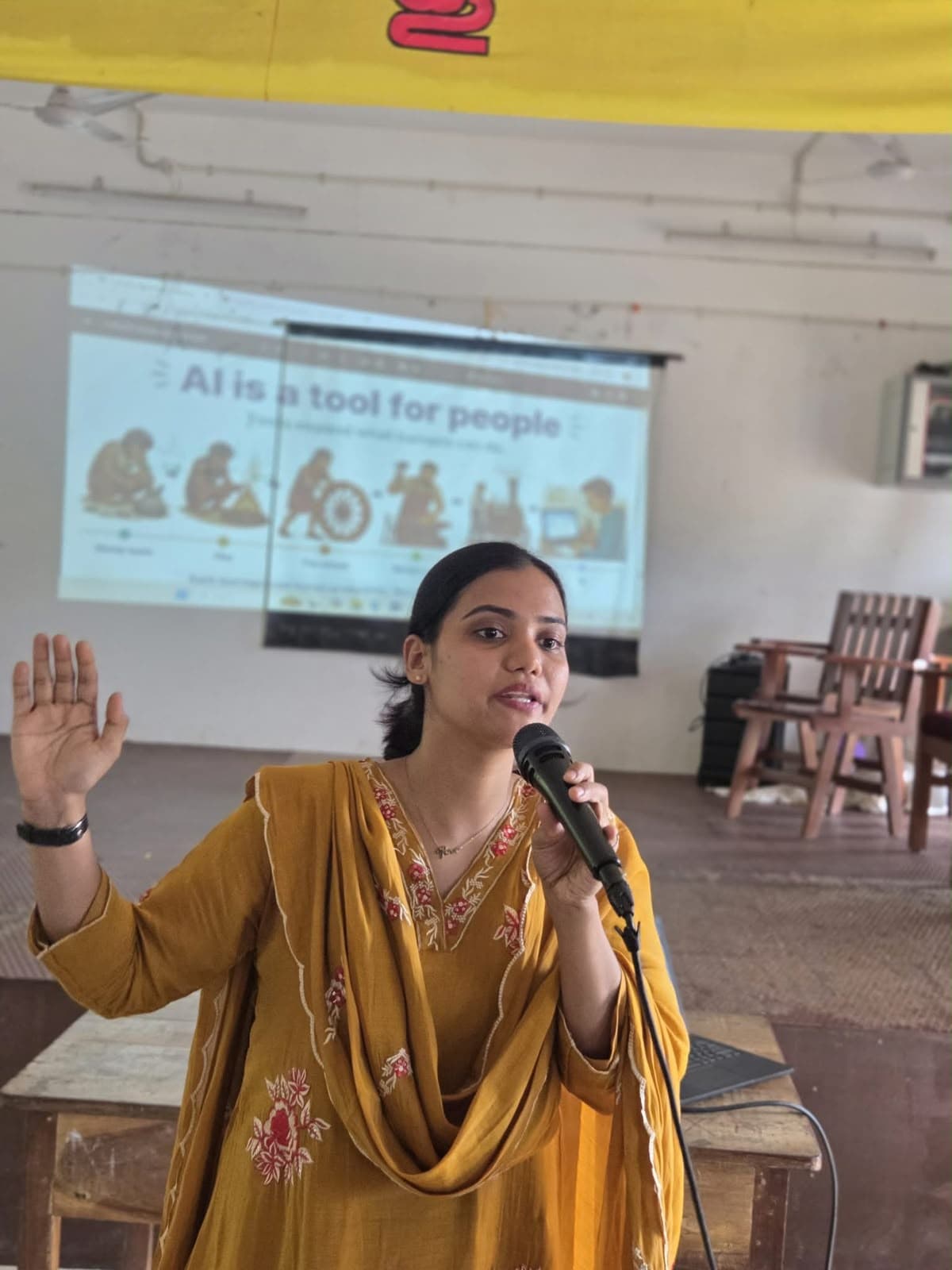 Mentor presenting Hello 2 AI at Kavilumpara High School, Kozhikode