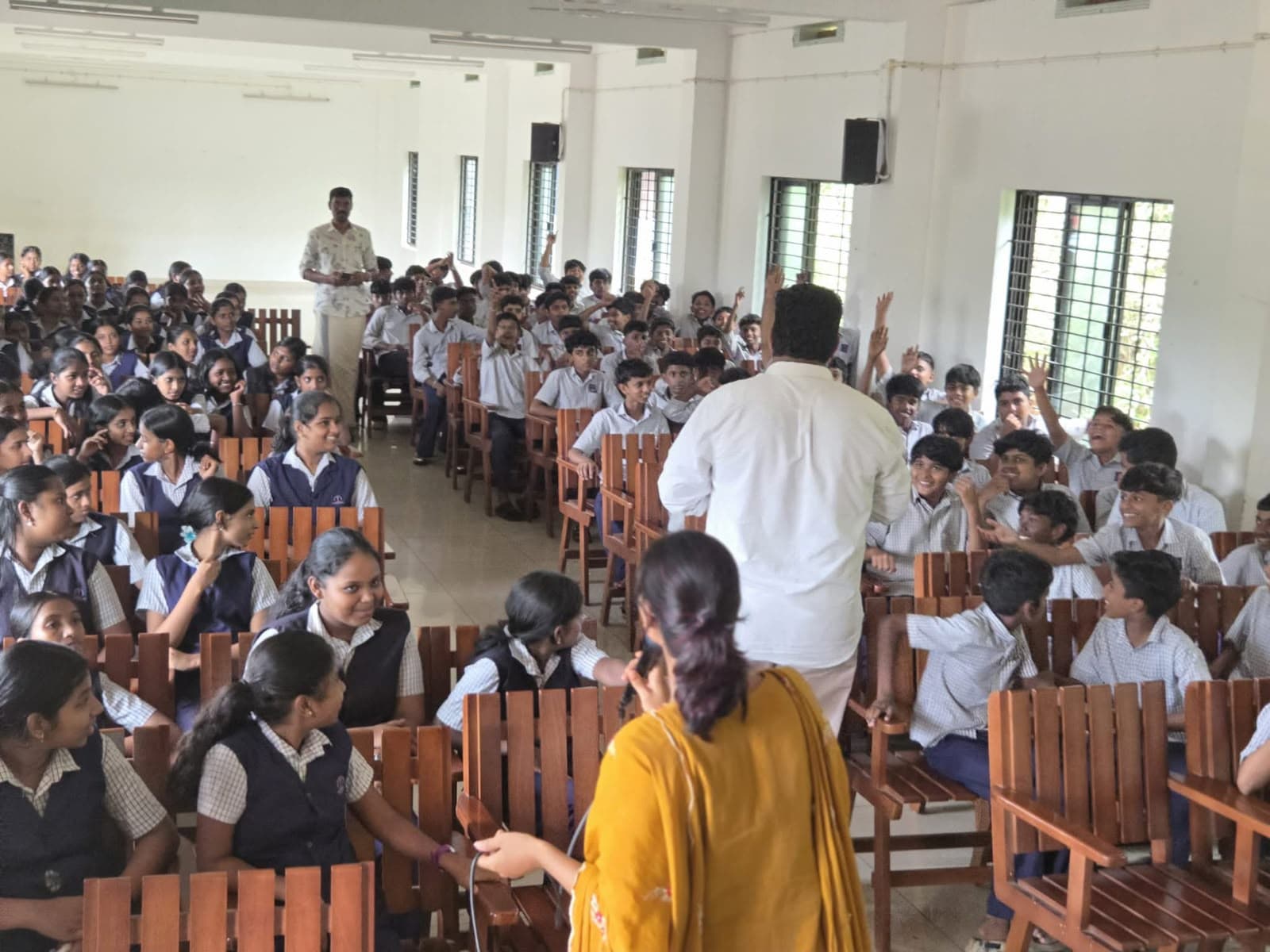 Interactive Hello 2 AI session with students at Kavilumpara High School